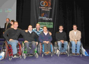 SEIS MIEMBROS DEL FUNDACI&Oacute;N GRUPO NORTE DONAN EL 50% DEL PREMIO DE LAS BECAS RELEVO 2011 AL CLUB