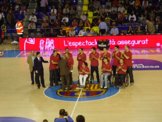 JOSEP GIM&Eacute;NEZ VICEPRESIDENTE DE LA FEDDF ENTREG&Oacute; LA COPA DE CAMPE&Oacute;N DE PRIMERA DIVISI&Oacute;N AL UNES-FC BARCELONA  TEMPORADA 2011/2012