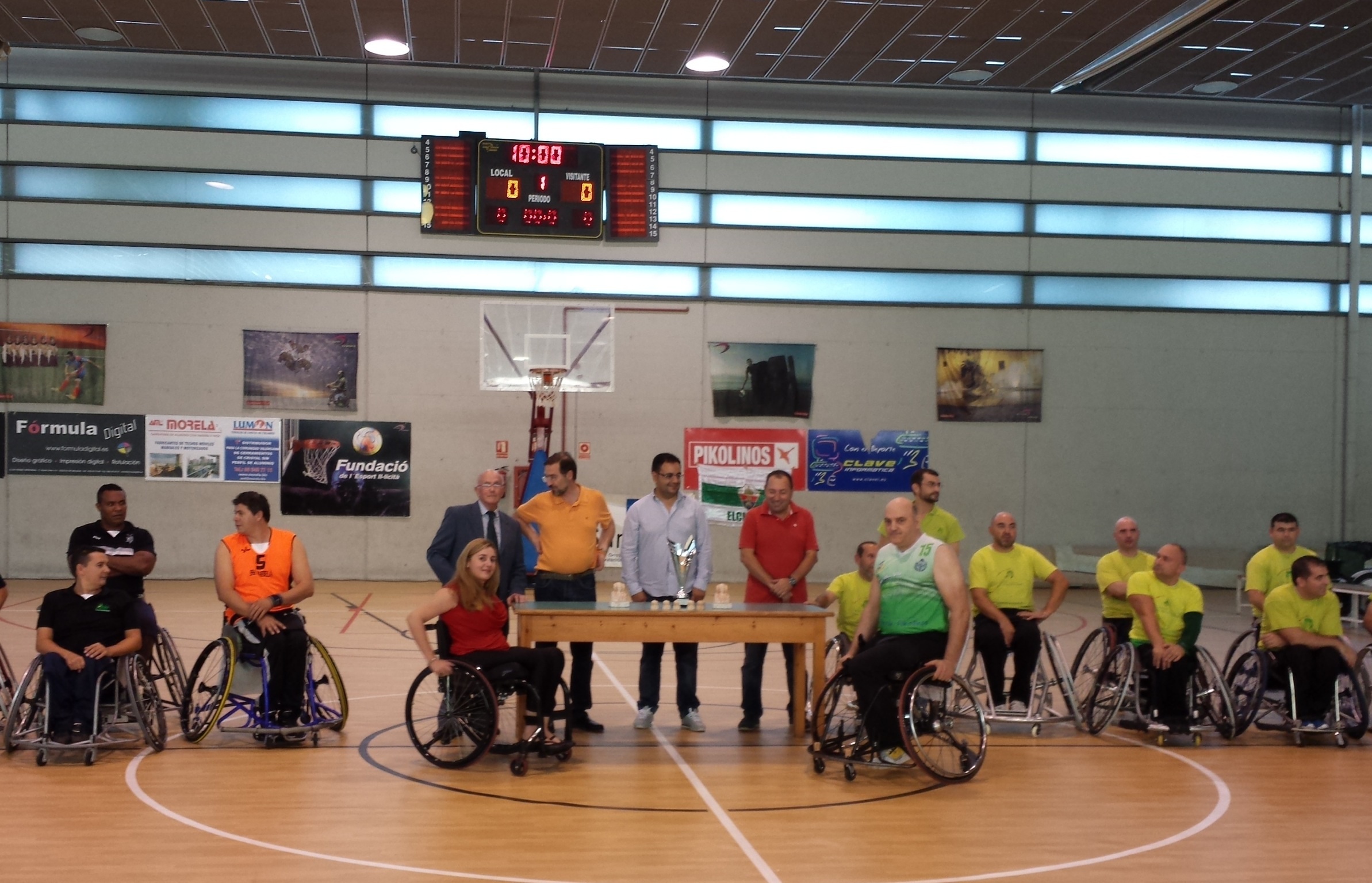 EL CDM ELCHE, RECIBE EL TROFEO QUE LE ACREDITA CAMPE&Oacute;N DE PRIMERA DIVISI&Oacute;N DEL 2012/2013 DE BALONCESTO EN SILLA DE RUEDAS.