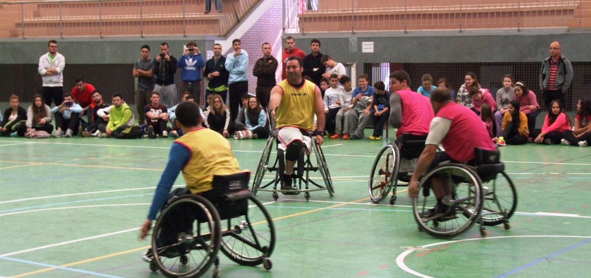 EL CLUB MIDEBA EXTREMADURA , DE BALONCESTO EN SILLA DE RUEDAS, REALIZ&Oacute; EN LA JORNADA DE AYER UNA EXHIBICI&Oacute;N EN BADAJOZ CON LA PRESENCIA DE LOS JOV&Eacute;NES ALUMNOS DEL INSTITUTO ZURBAR&Aacute;N Y LU&Iacute;S VIVES. 