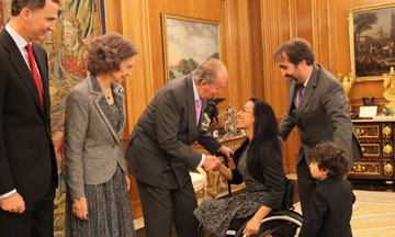 EL REY JUAN CARLOS IMPONE A TERESA PERALES LA GRAN CRUZ DEL M&Eacute;RITO DEPORTIVO