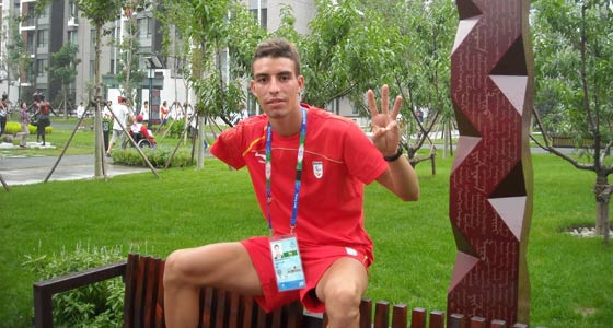 Abderrahman Ait Khamouch (T46), en la categor&iacute;a de pi&eacute;, se ha proclamado campe&oacute;n del Mundo del Mundo de Marat&oacute;n para personas con Discapacidad, Santiago Sanz (T52),  subcampeon en silla de ruedas con limitaci&oacute;n en las extremidades inferiores.