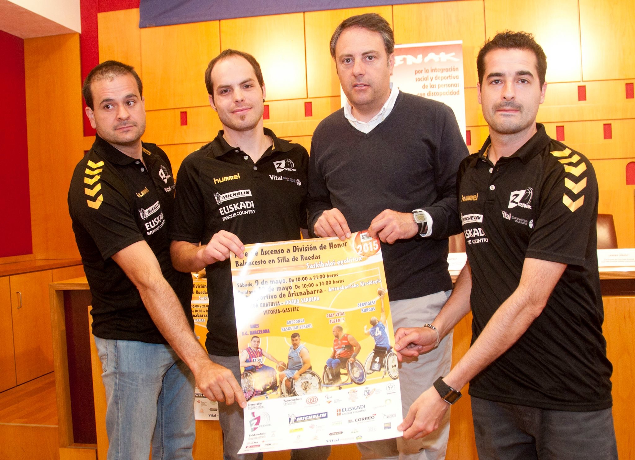 Zuzenak ha presentado en el Ayuntamiento de Vitoria la Final Four de ascenso a Divisi&oacute;n de Honor BSR que se disputar&aacute; en la capital alavesa los d&iacute;as 9 y 10 de mayo