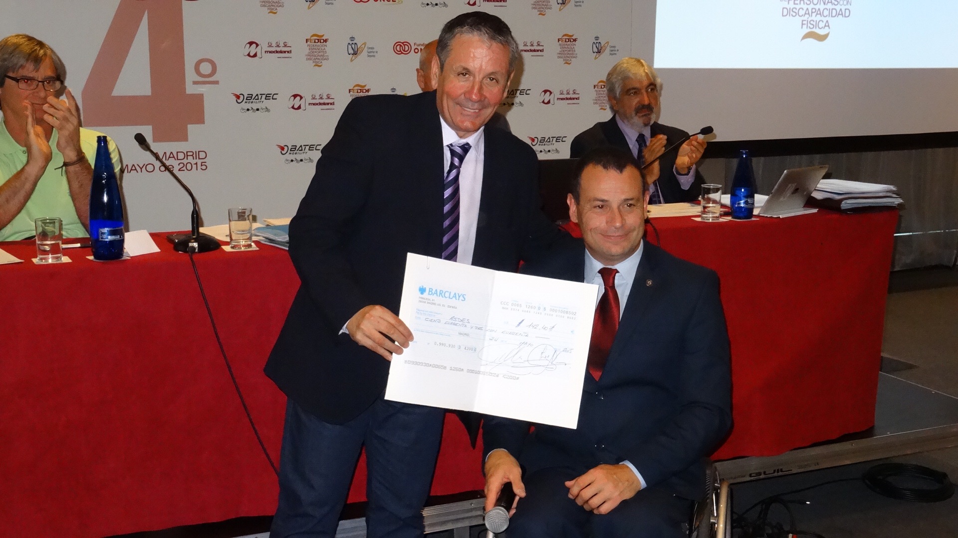 Asdes recibe de manos de la FEDDF la recaudaci&oacute;n dentro de la campa&ntilde;a 