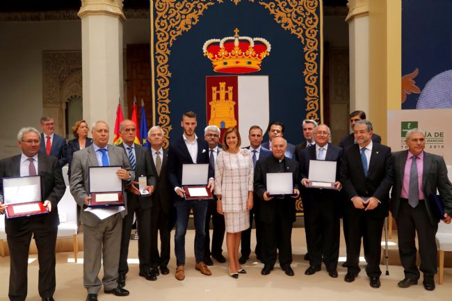 La Federaci&oacute;n de deportes de discapacitados  f&iacute;sicos de Castilla La Mancha recibe la  placa al m&eacute;rito regional.