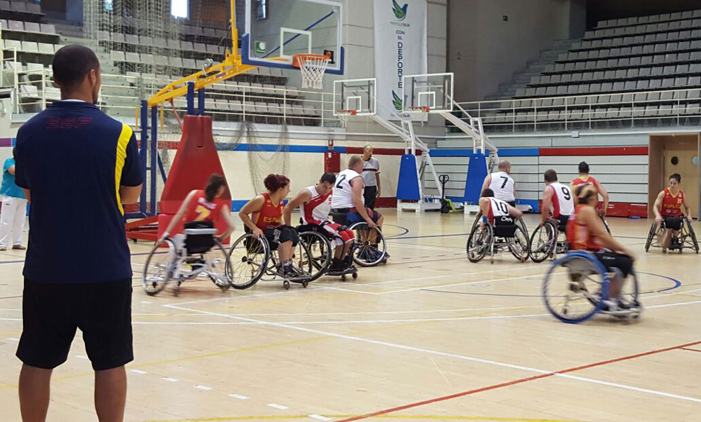 La selecci&oacute;n femenina de baloncesto en silla de ruedas juega contra un combinado masculino madrile&ntilde;o