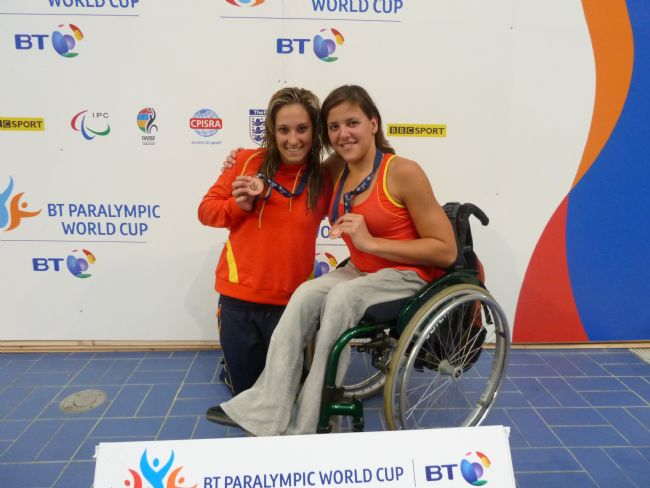 EXCELENTE ACTUACI&Oacute;N DE GASC&Oacute;N Y CASTELL&Oacute; EN LA COPA DEL MUNDO DE MANCHESTER: PLATA Y BRONCE PARA LAS NADADORAS