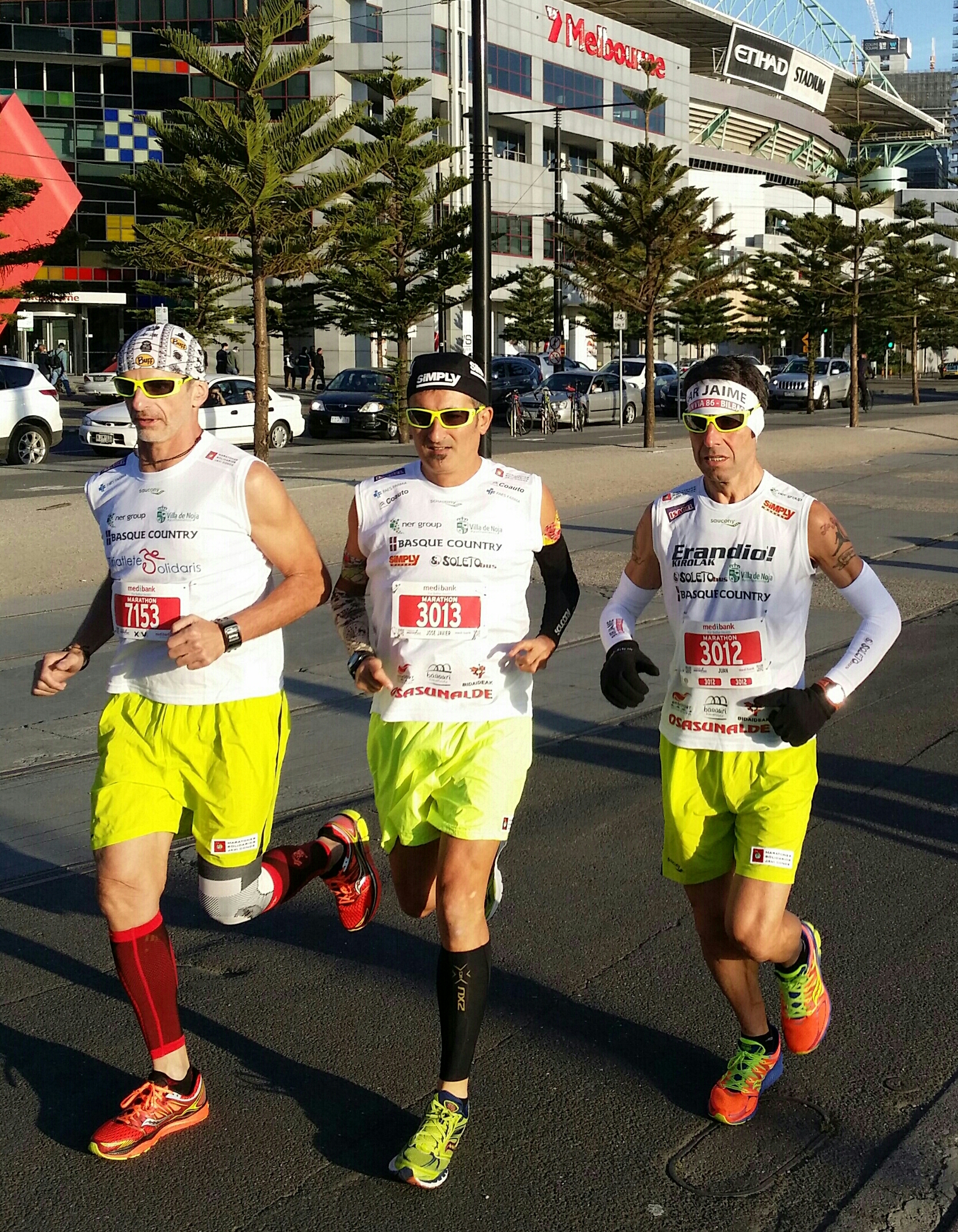 El atleta paralimpico Javi Conde junto con sus companeros Jon Salvador y Xavi Maltas han finalizado la Maraton de Melbourne ( Australia ), numero 27 del proyecto solidario que finalizara la proxima primavera