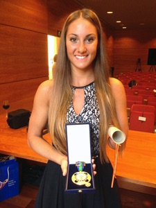 La nadadora paral&iacute;mpica Sarai Gasc&oacute;n recibe en Barcelona la Medalla de Oro al M&eacute;rito Deportivo en un acto presentado por el esquiador Jon Santacana