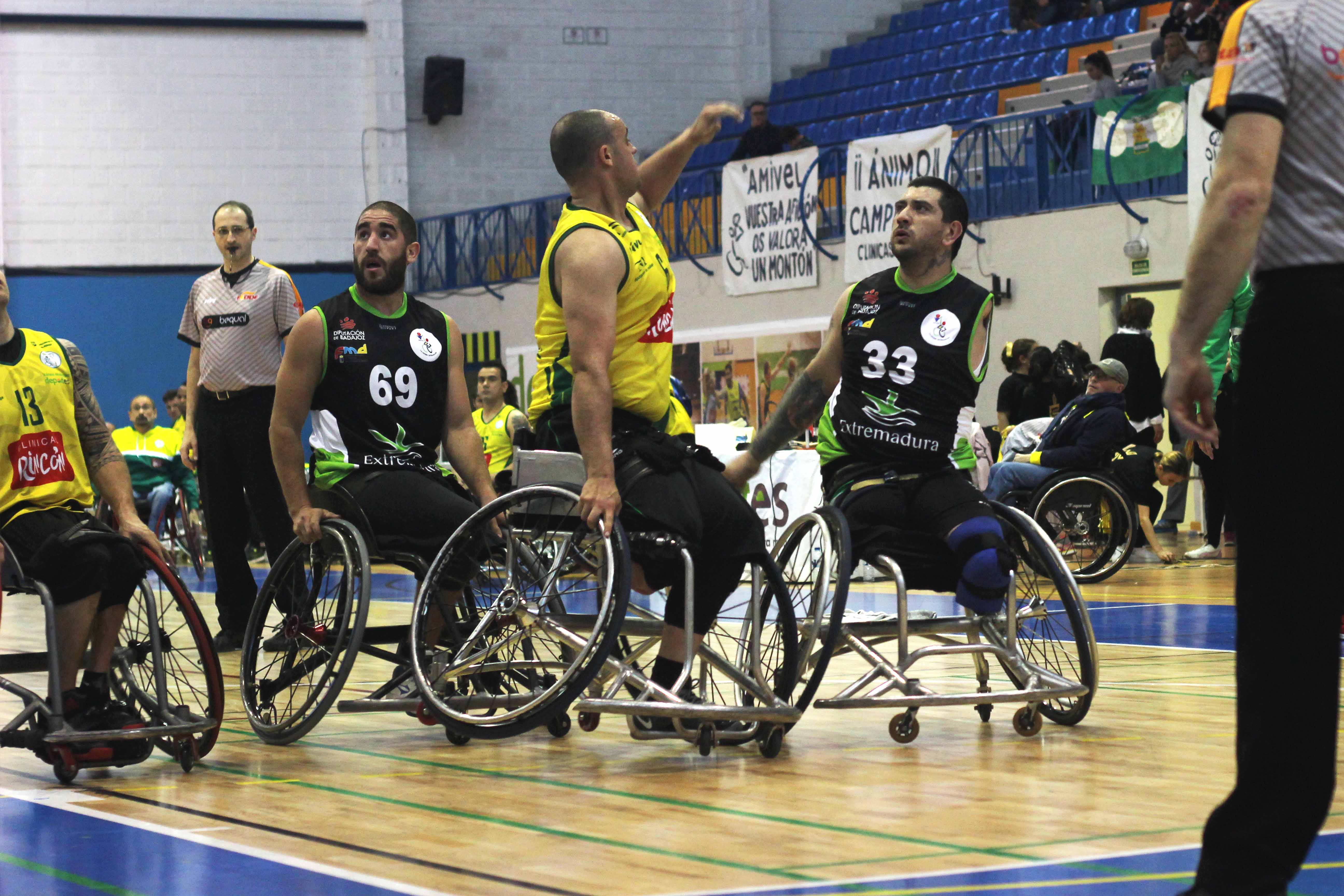 Un Mideba Extremadura con garra remonta y suma la tercera consecutiva (55-62)