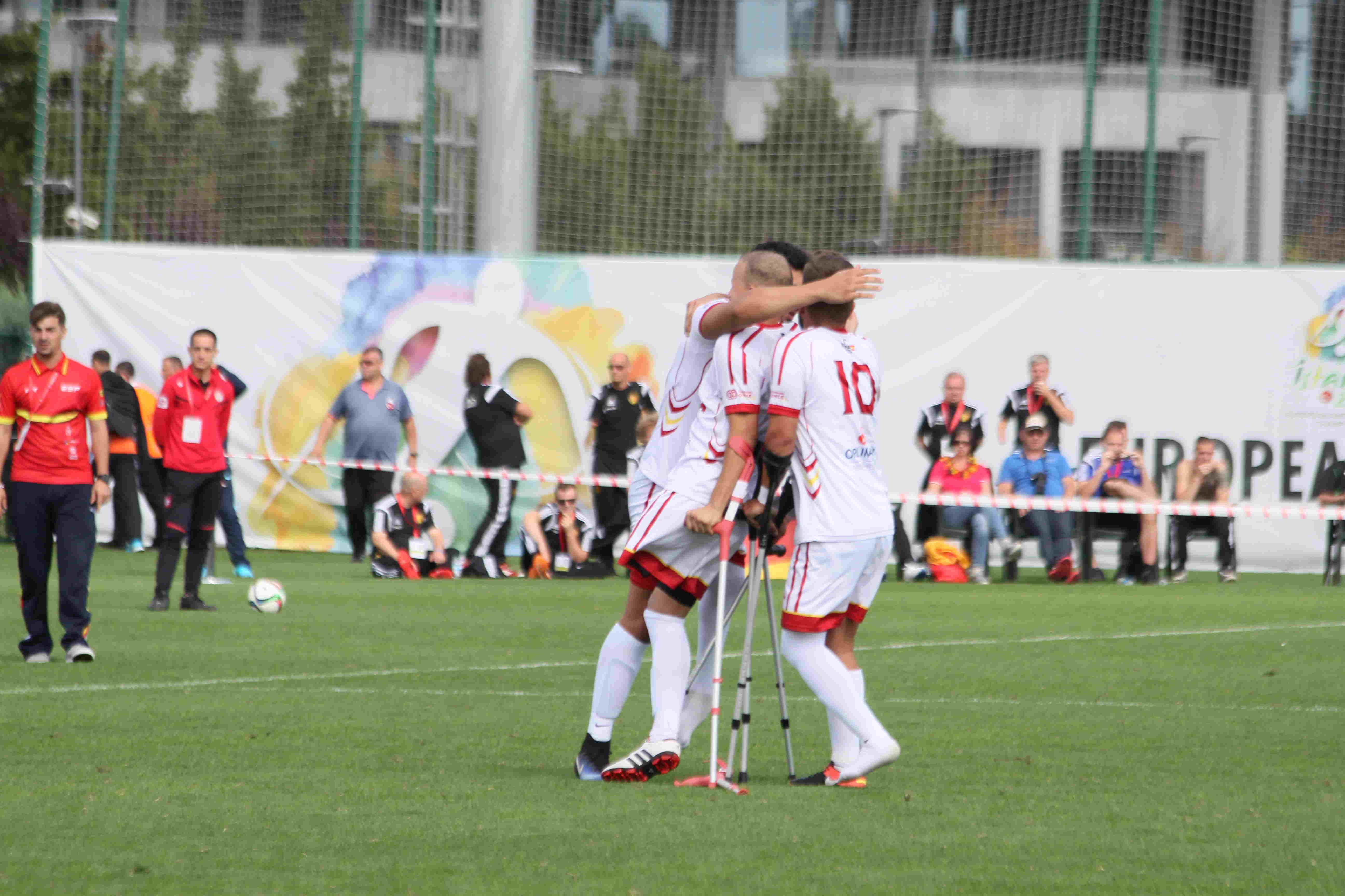 Espa&ntilde;a luchar&aacute; hoy por el tercer puesto en el europeo de f&uacute;tbol para amputados tras perder por 3-0 ante Inglaterra.
