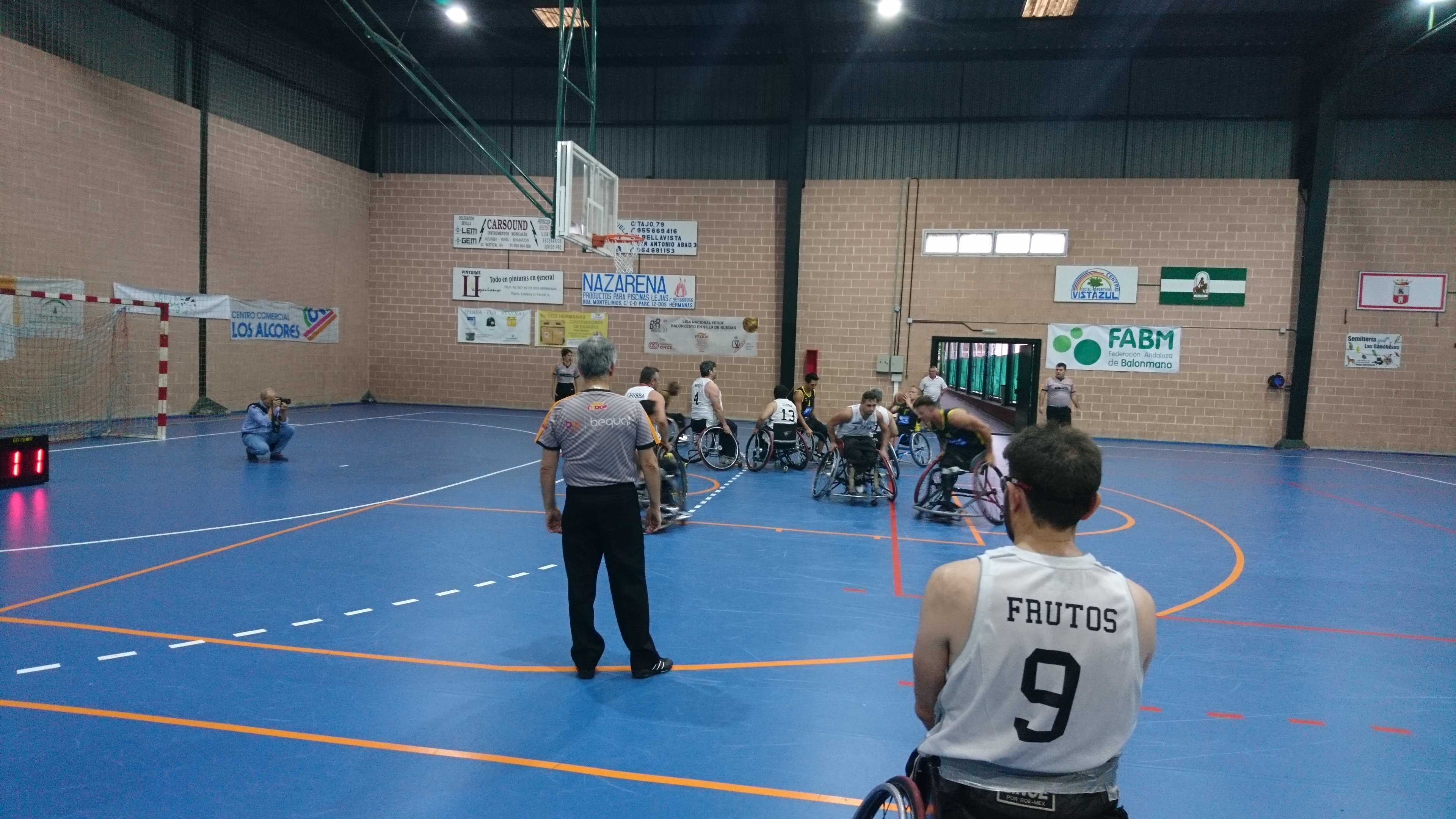 El Rinc&oacute;n Fertilidad Amivel, de V&eacute;lez M&aacute;laga, no encuentra rival en el club de Dos Hermanas y lo arrolla en el Pabell&oacute;n Pepe Ot