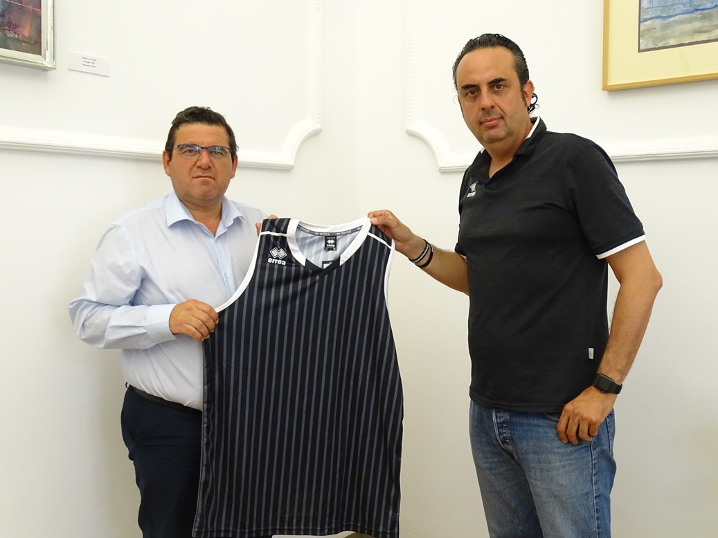 La firma deportiva italiana y el club pacense acuerdan dos a&ntilde;os de colaboraci&oacute;n  