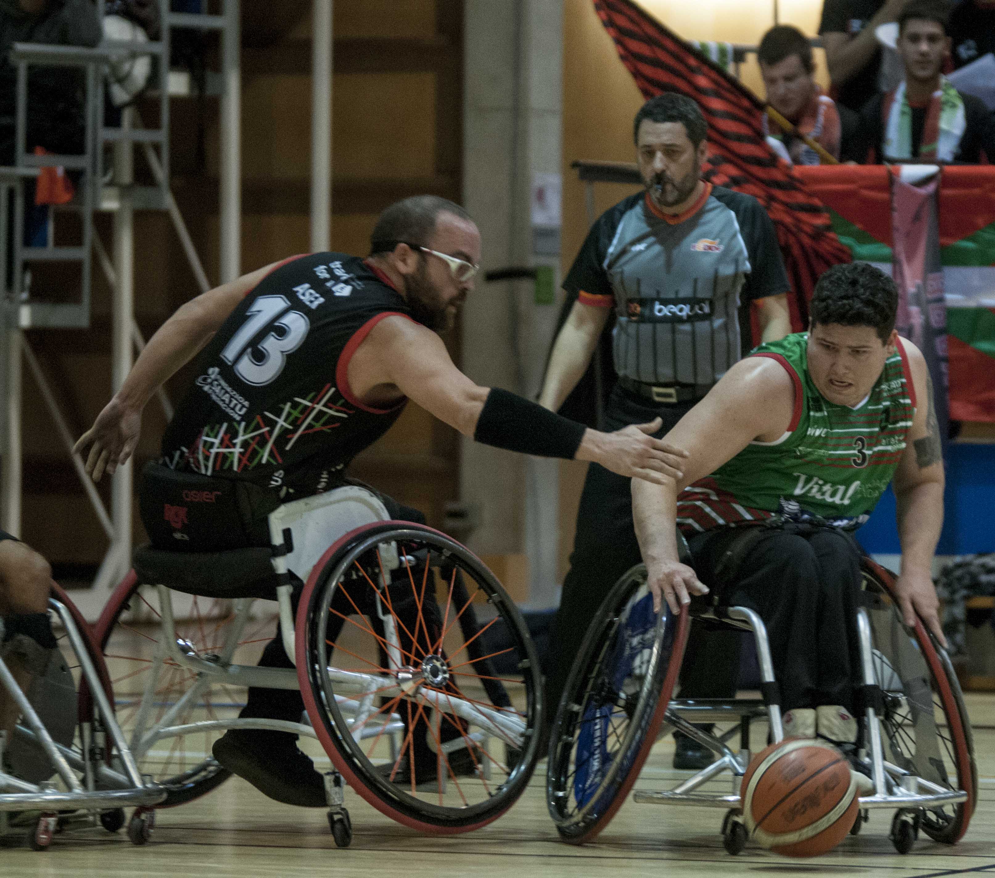 Liga BSR - DIV. HONOR (cr&oacute;nica Zuzenak): El Fundaci&oacute;n Vital Zuzenak planta cara pero pierde el derbi vasco