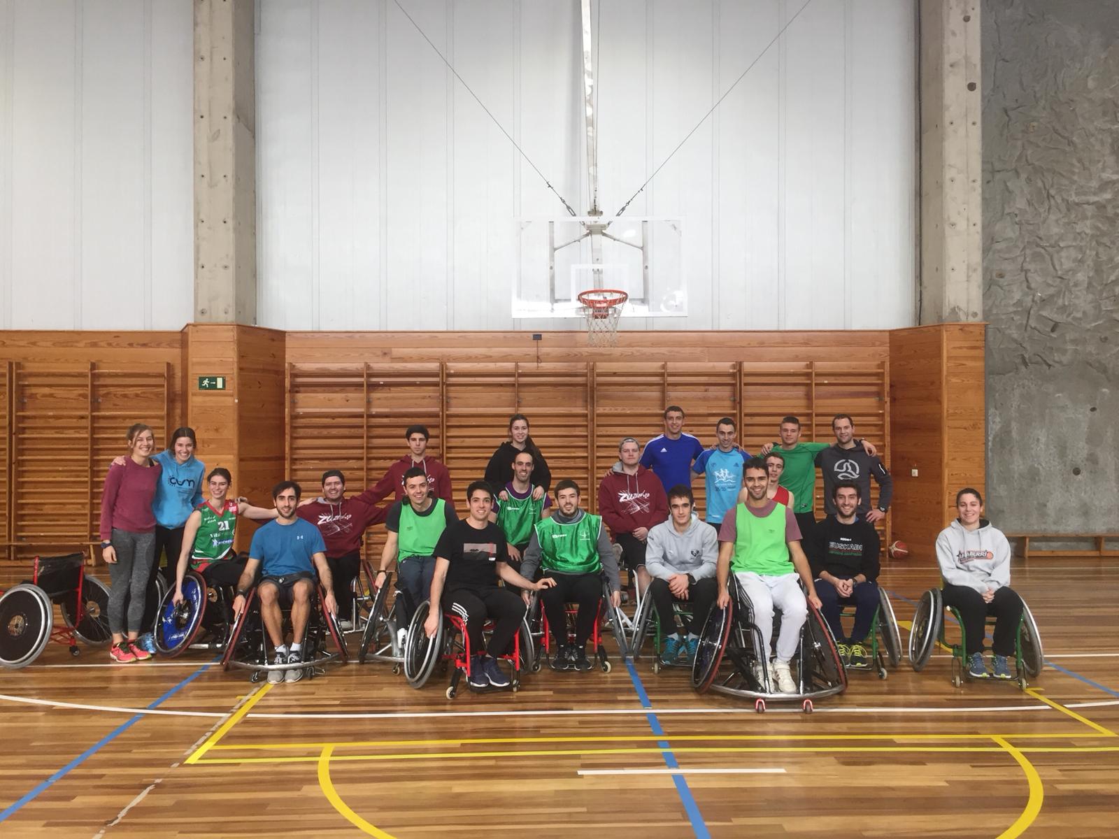 Jugadores del Fundaci&oacute;n Vital Zuzenak visitan la Facultad de educaci&oacute;n y deporte