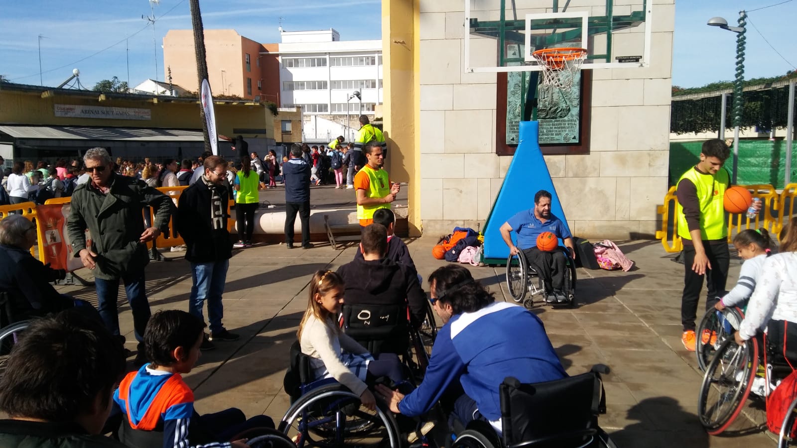 M&aacute;s de 800 ni&ntilde;os FLIPAN con el baloncesto en silla de ruedas