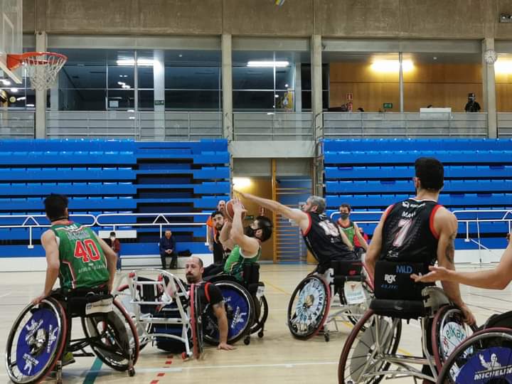 Bidaideak Bilbao se lleva el derbi vasco y el liderato en solitario de la Liga BSR