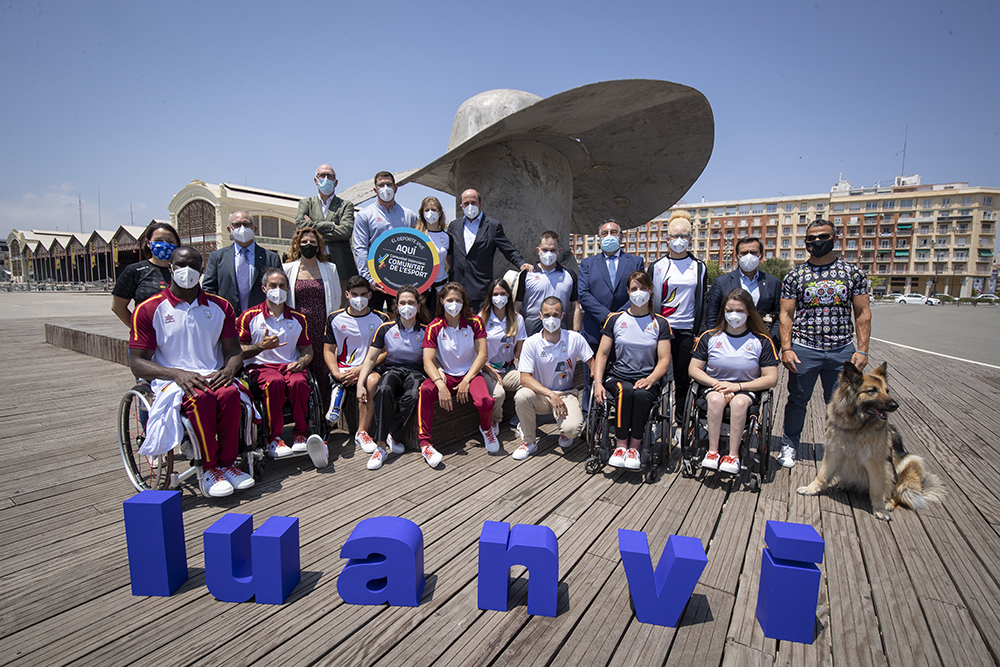 Las estrellas paral&iacute;mpicas presentan en Valencia la equipaci&oacute;n de Luanvi para Tokio
