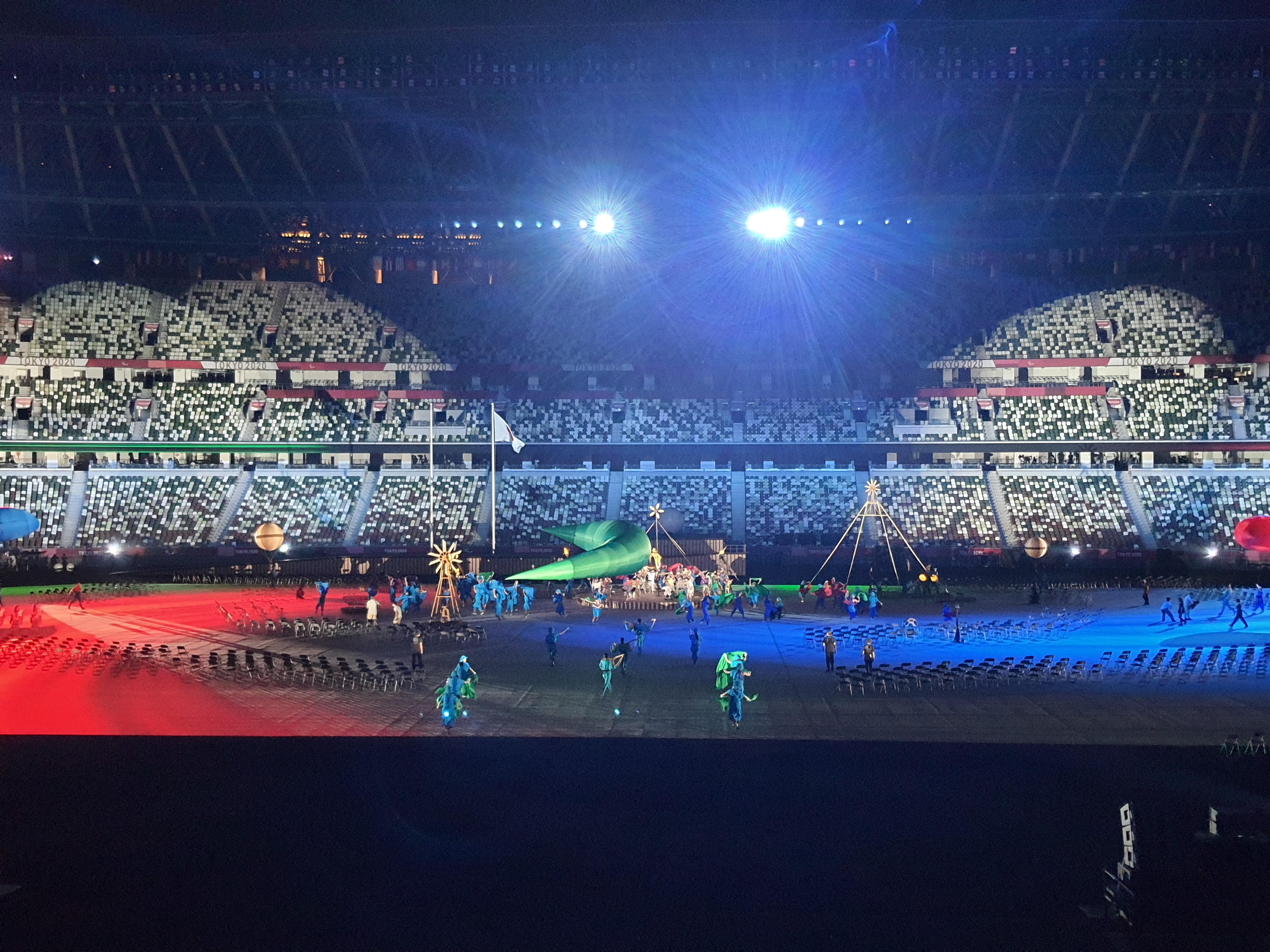 La llama de los Juegos Paral&iacute;mpicos ti&ntilde;e de color el cielo de Tokio