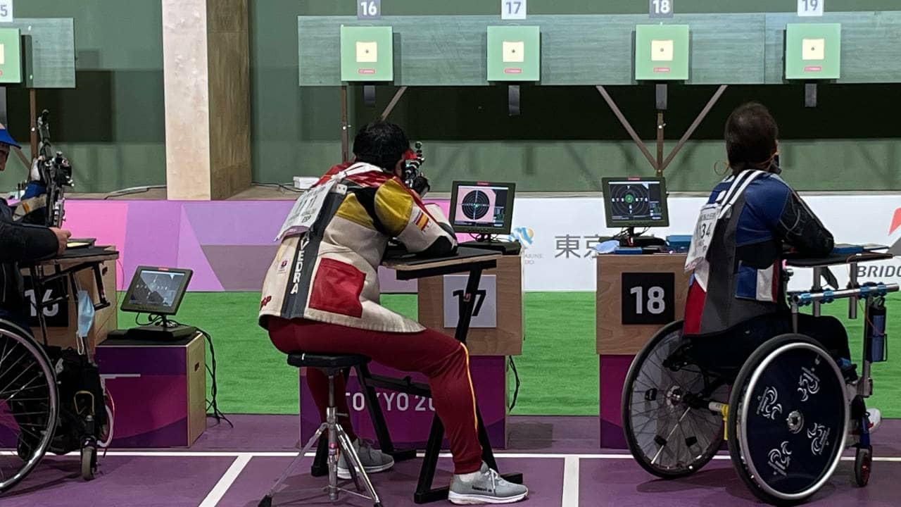 Juan Antonio Saavedra acaricia con la carabina el bronce en Tokio