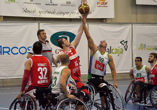 Partido de sensibilizaci&oacute;n del AMIAB Albacete junto a pol&iacute;ticos, deportistas y la sociedad en general 