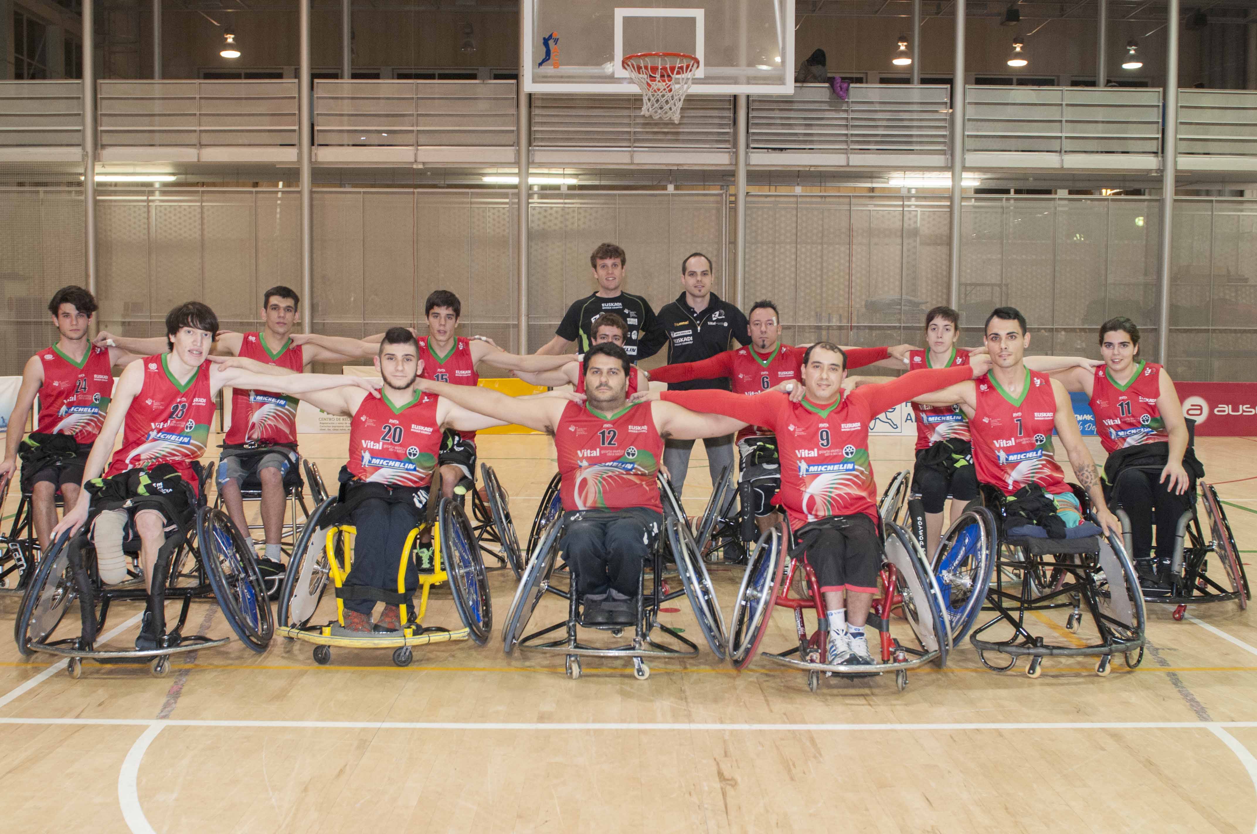 El Caja Vital Zuzenak supera con contundencia al Amfiv en su debut en Vitoria